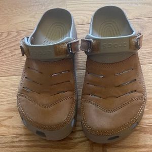 Men’s crocs, size 9